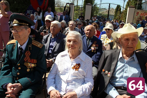 Герой России Александр Янклович поздравил с Днем Победы ветерана, проживающую в Энгельсском доме-интернате